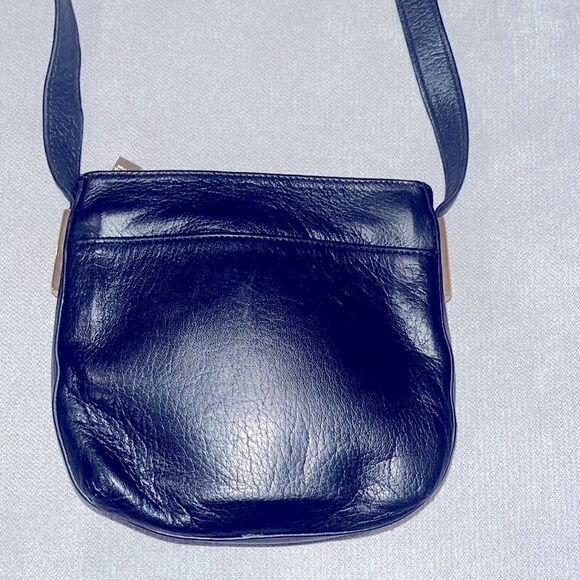 Vintage Perlina New York black leather crossbody 7.5”x 7”x21” adjustable strap. - Picture 3 of 12